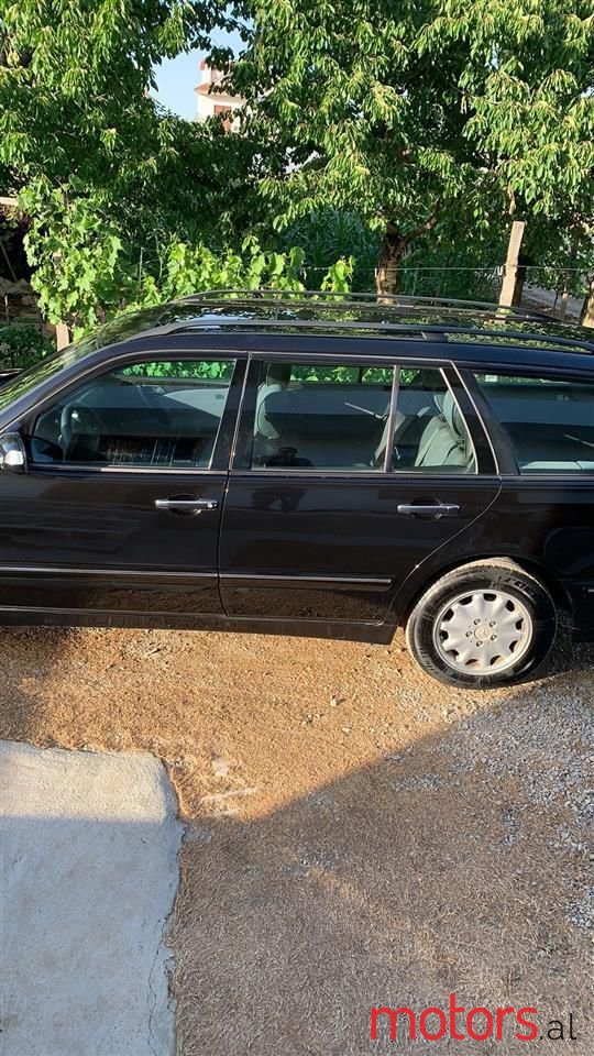 2002' Mercedes-Benz 220 photo #1