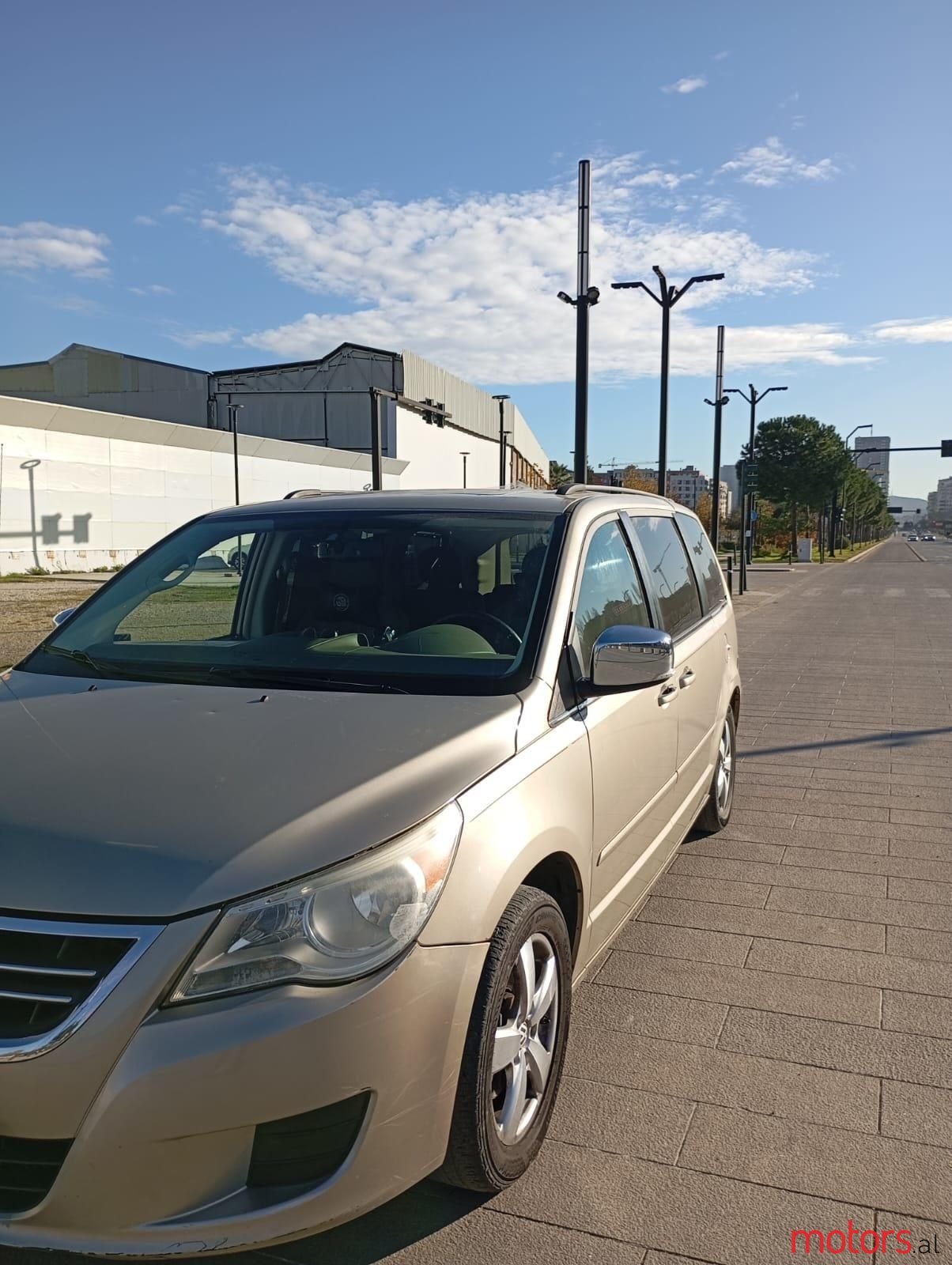 2009' Volkswagen Routan photo #1