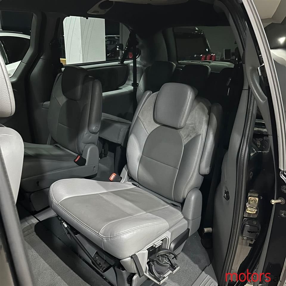 2007' Chrysler Grand Voyager photo #3
