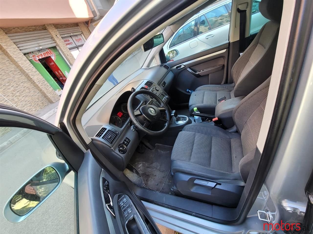 2005' Volkswagen Touran photo #4