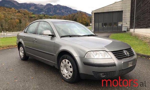 2004' Volkswagen Passat photo #1