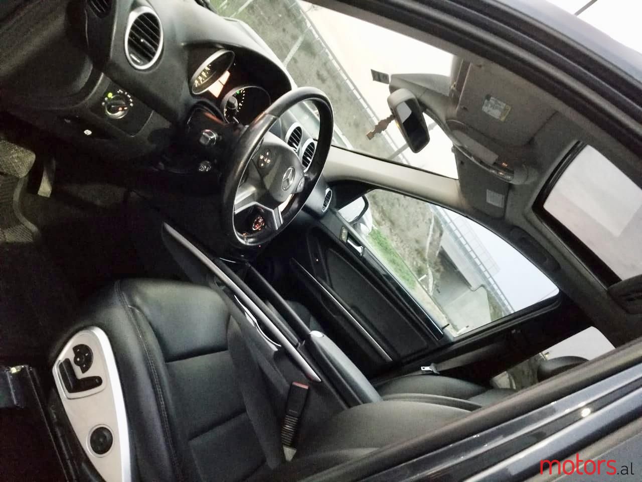 2010' Mercedes-Benz 350 photo #3