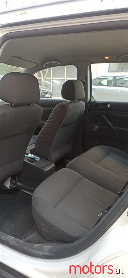 2005' Volkswagen Passat photo #6