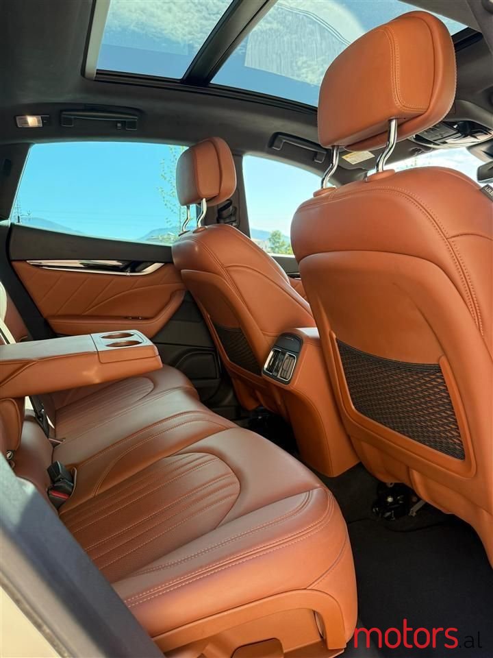 2022' Maserati Levante photo #5
