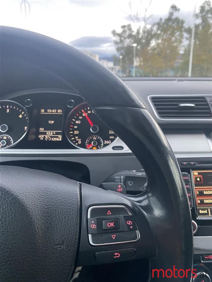 2011' Volkswagen Passat photo #6