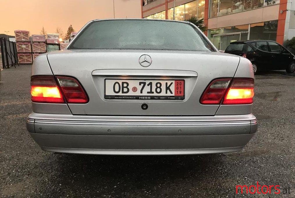 2001' Mercedes-Benz E 220 photo #1