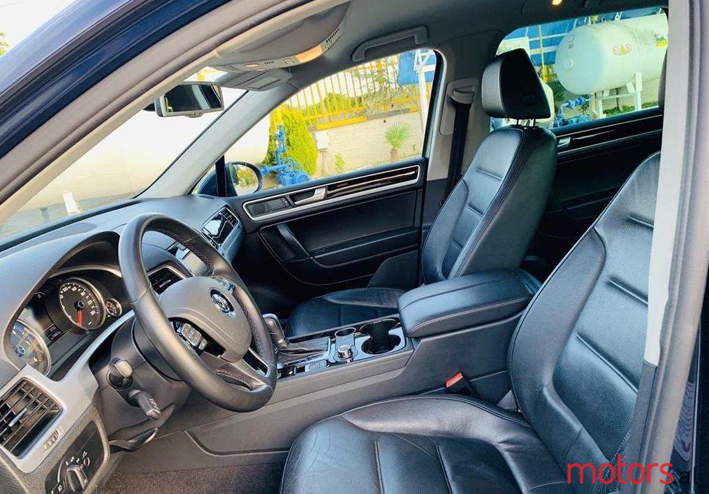 2011' Volkswagen Touareg photo #2