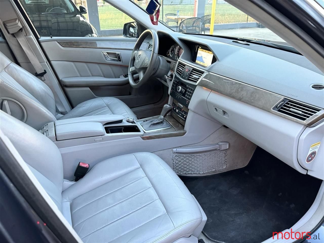 2009' Mercedes-Benz E 220 photo #3