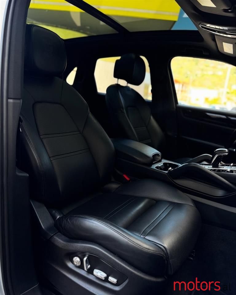 2019' Porsche Cayenne photo #5
