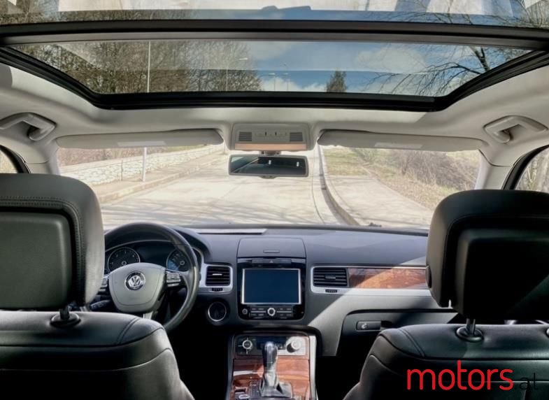 2012' Volkswagen Touareg photo #2