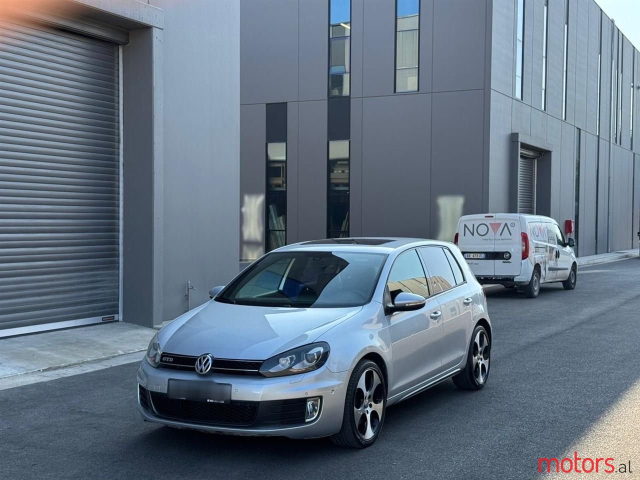 2011' Volkswagen Golf photo #1