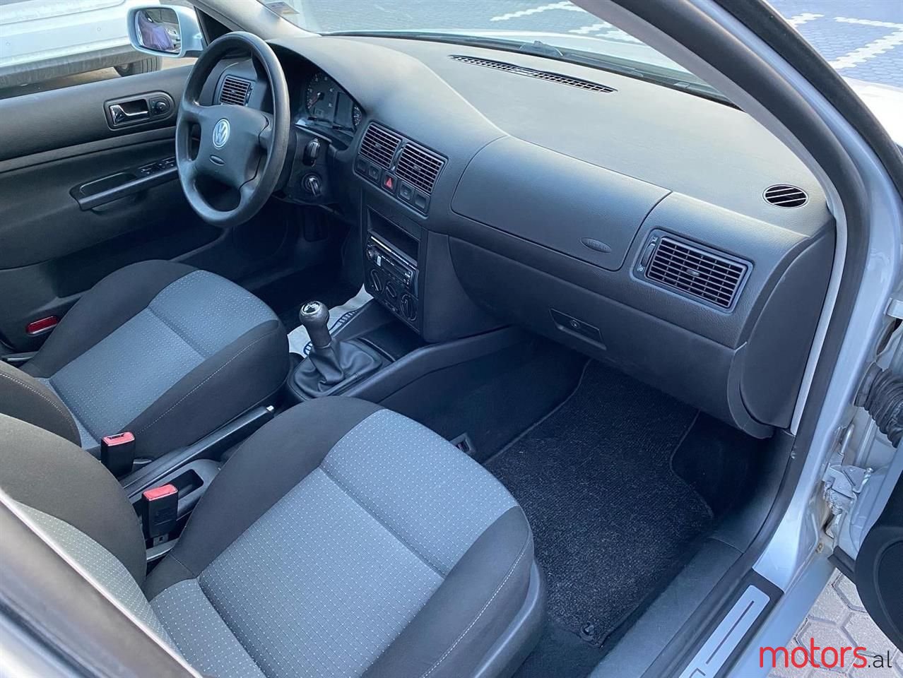 2004' Volkswagen Golf photo #1