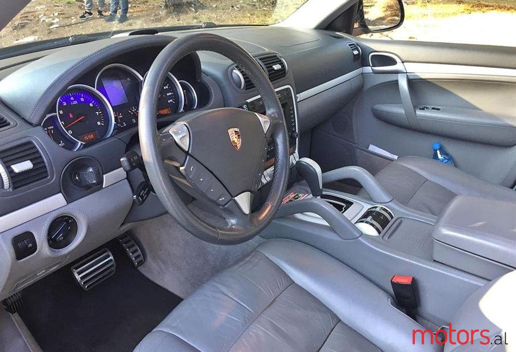 2005' Porsche Cayenne photo #1