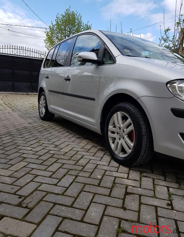 2008' Volkswagen Touran photo #1
