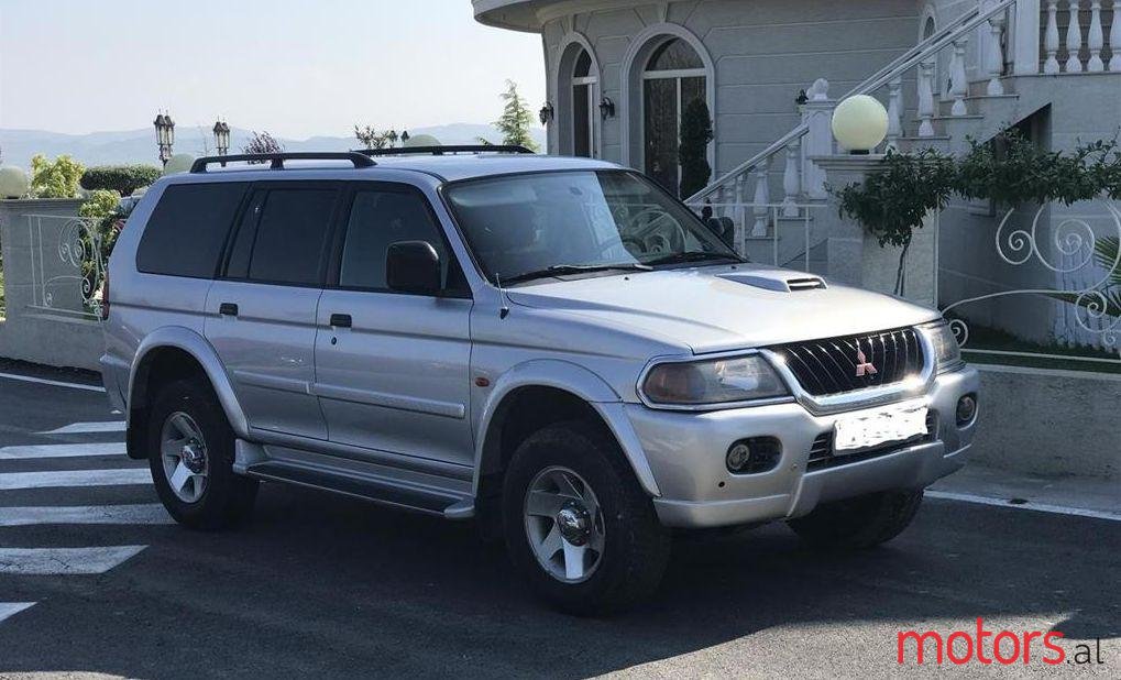 2002' Mitsubishi Pajero photo #1