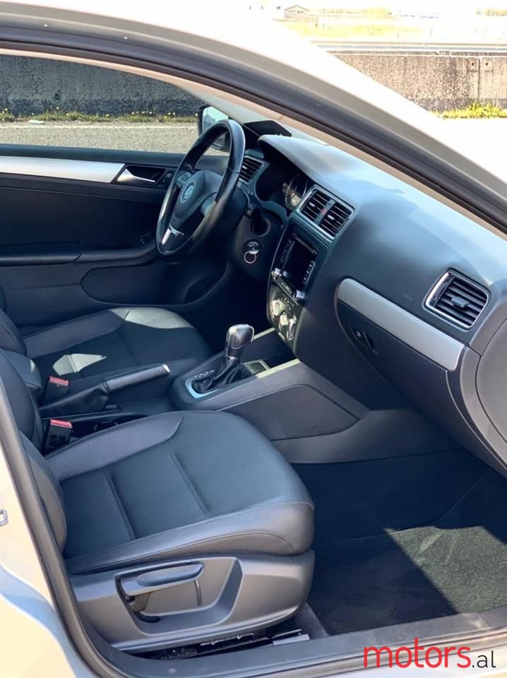 2012' Volkswagen Jetta photo #4