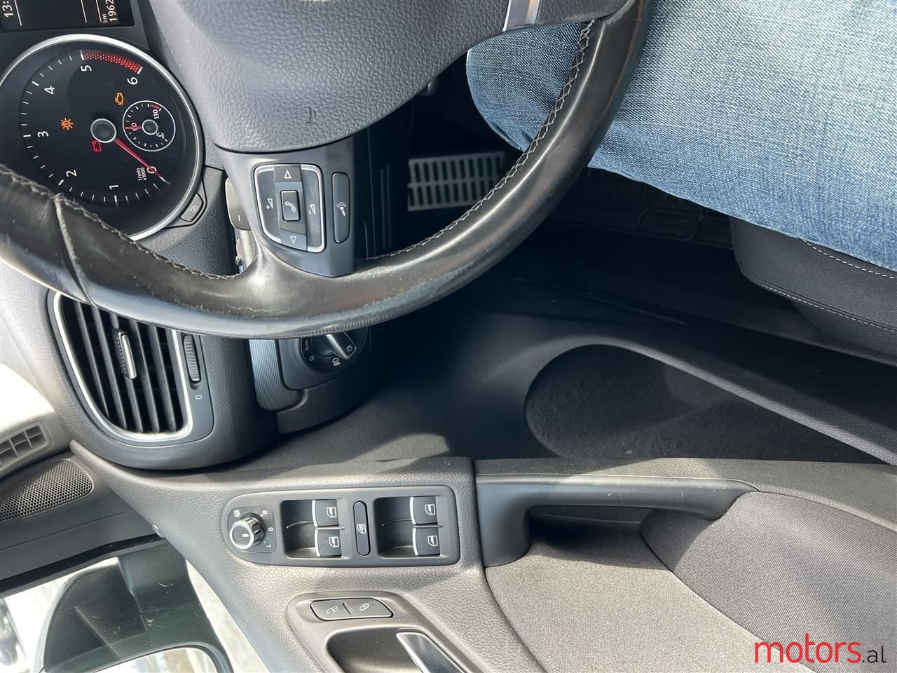 2011' Volkswagen Golf photo #2