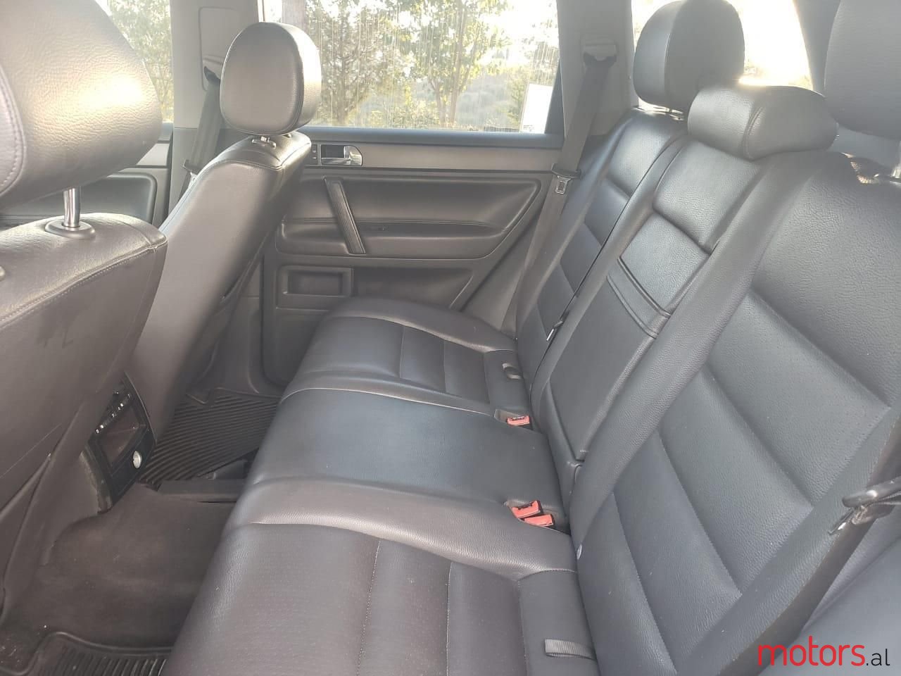 2010' Volkswagen Touareg photo #5