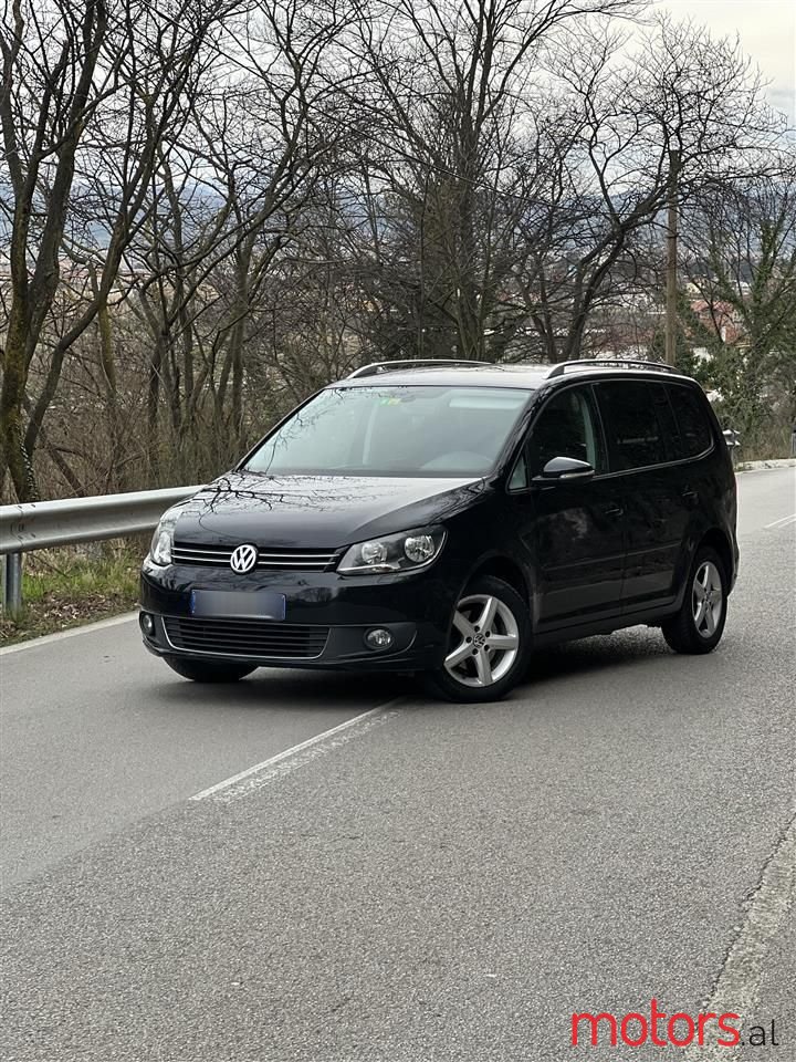 2011' Volkswagen Touran photo #1