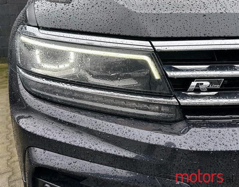 2018' Volkswagen Tiguan photo #2