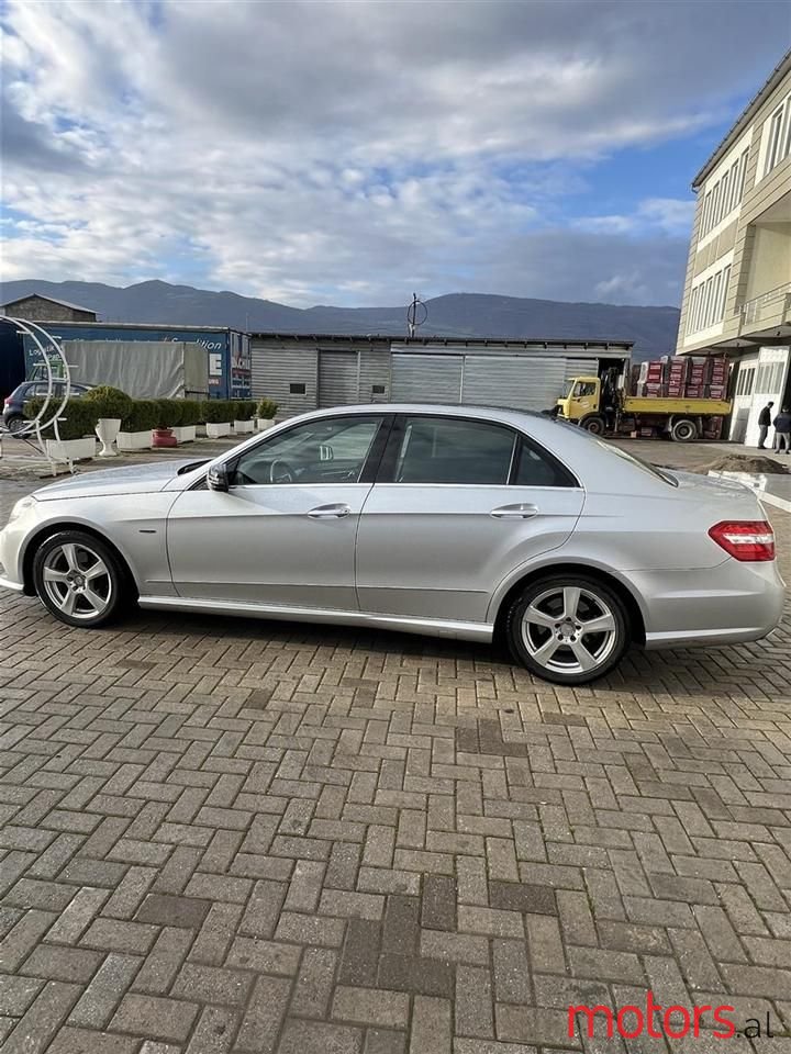 2011' Mercedes-Benz E 350 photo #3