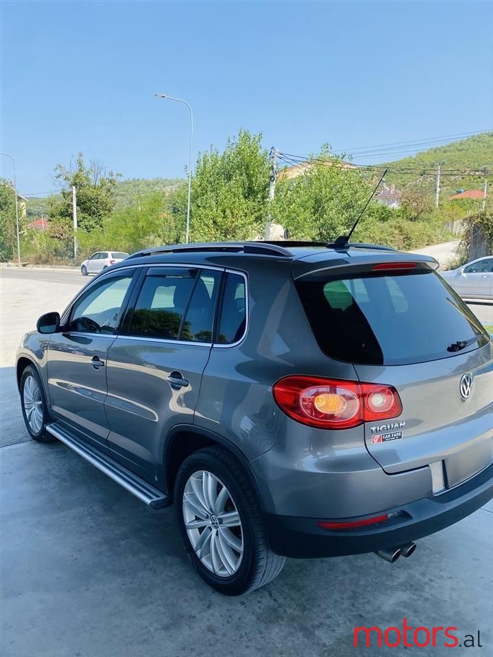 2011' Volkswagen Tiguan photo #6