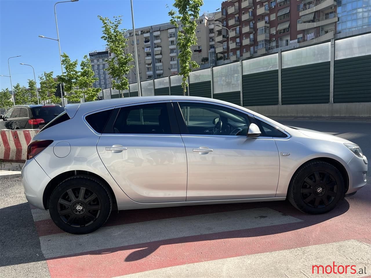 2012' Opel Astra photo #3