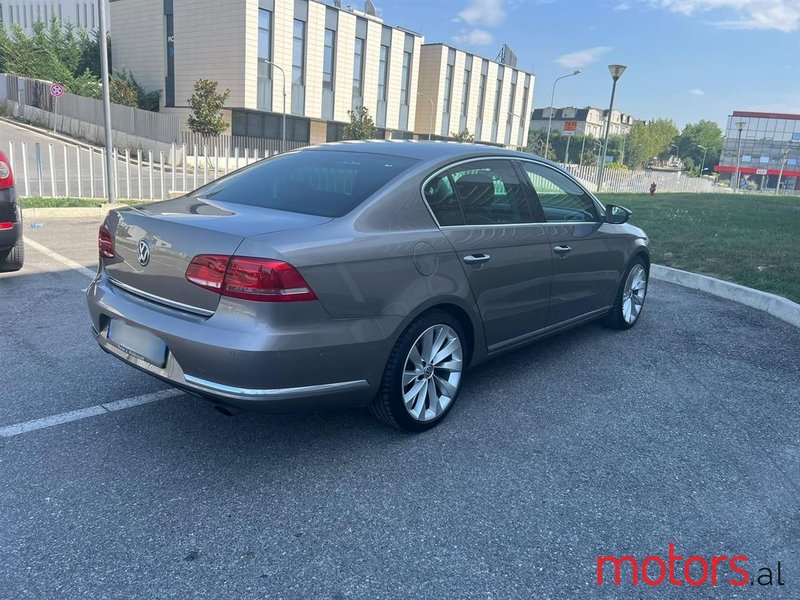 2011' Volkswagen Passat photo #2