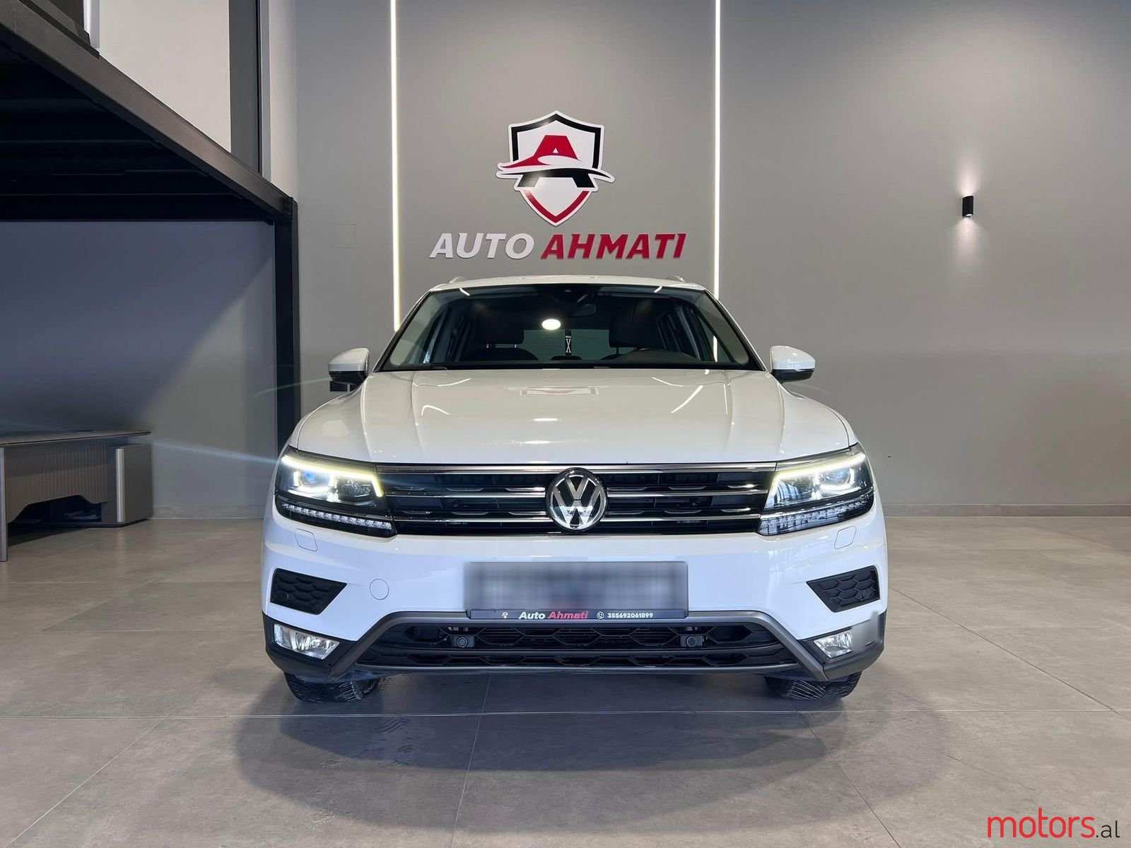 2017' Volkswagen Tiguan photo #2