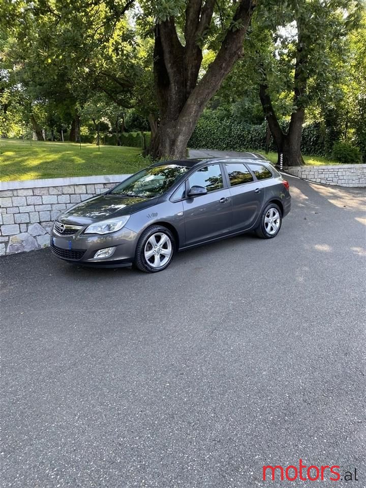 2011' Opel Astra photo #1