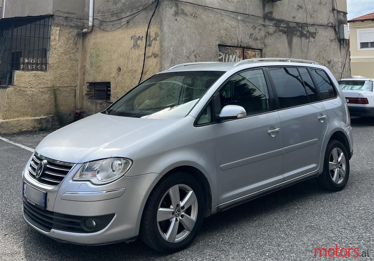 2008' Volkswagen Touran photo #5