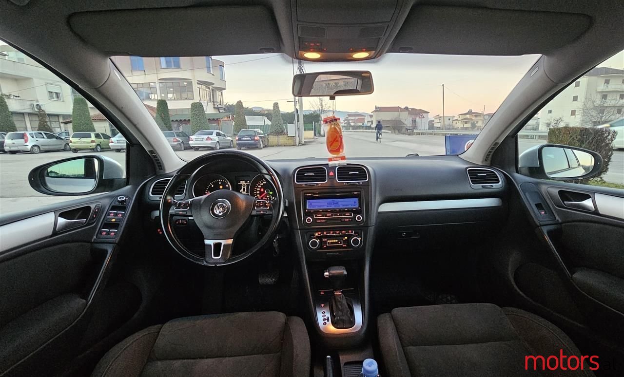 2011' Volkswagen Golf photo #2