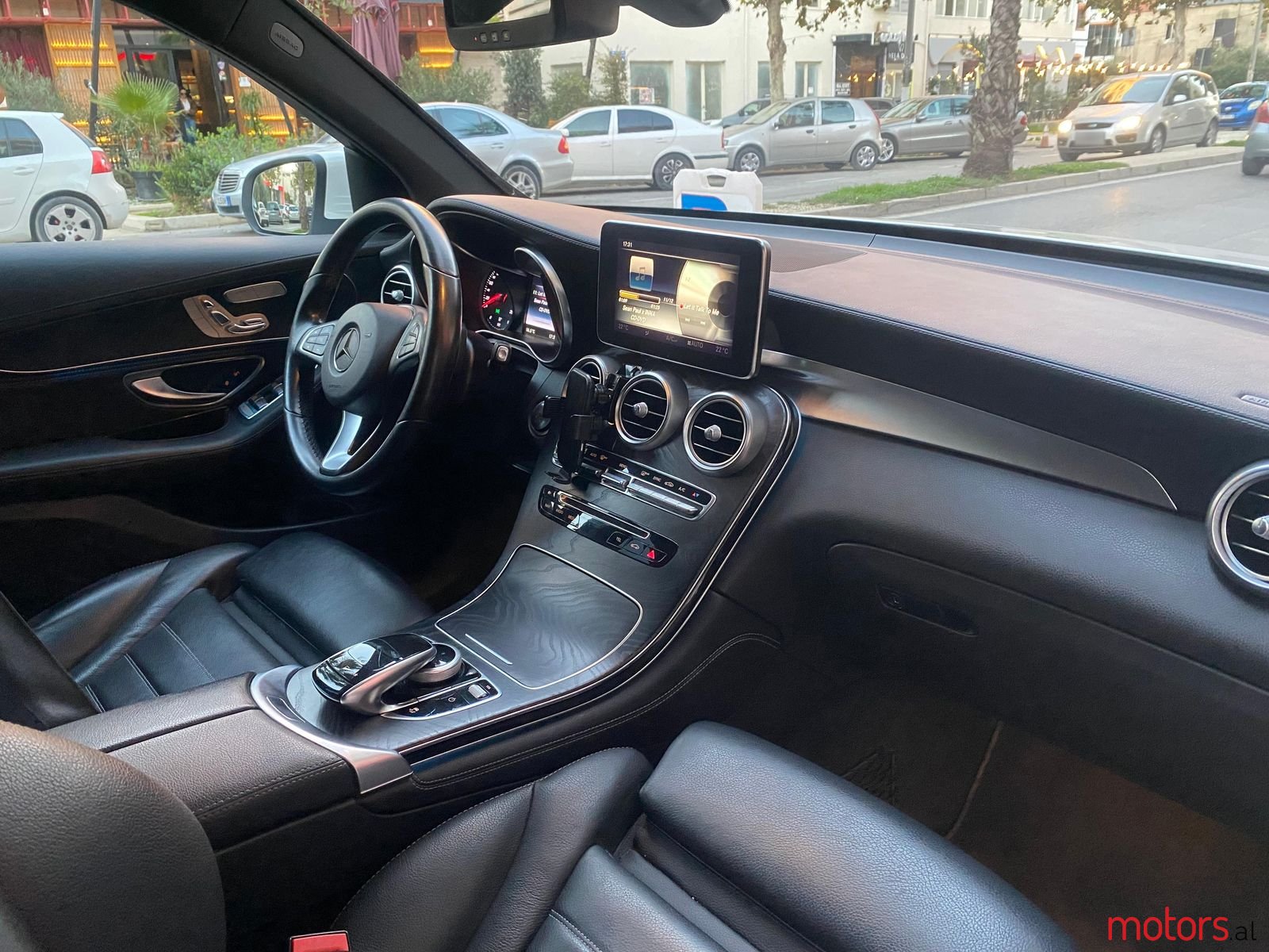 2016' Mercedes-Benz GLC 220 photo #2