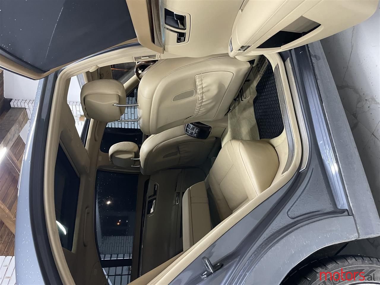 2011' Mercedes-Benz S 550 photo #5