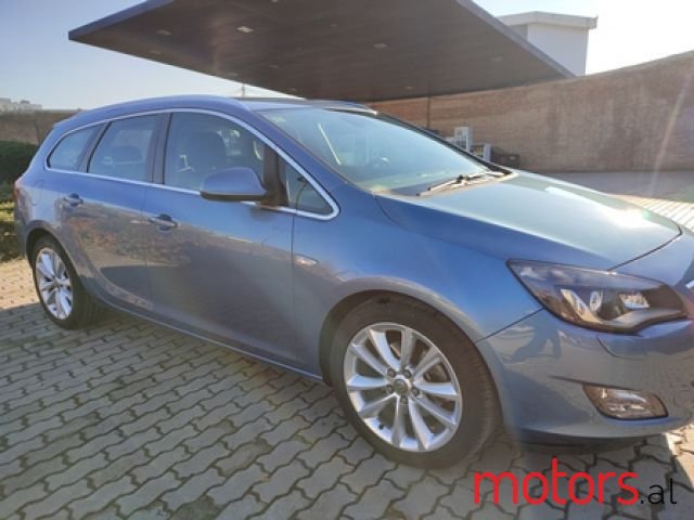 2011' Opel Astra photo #2