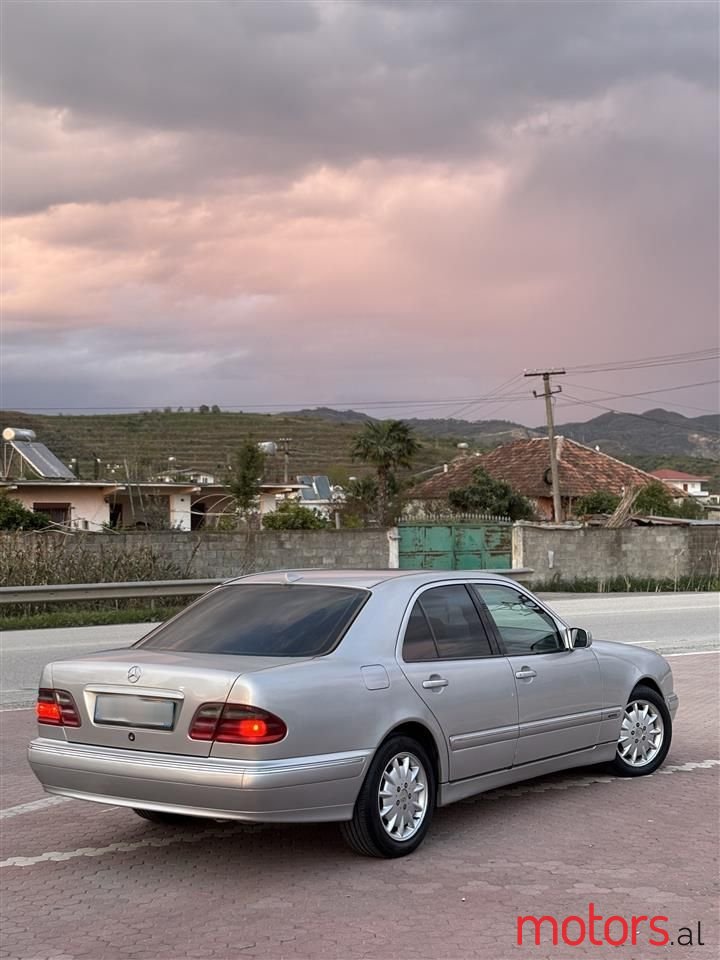 2001' Mercedes-Benz E 220 photo #5