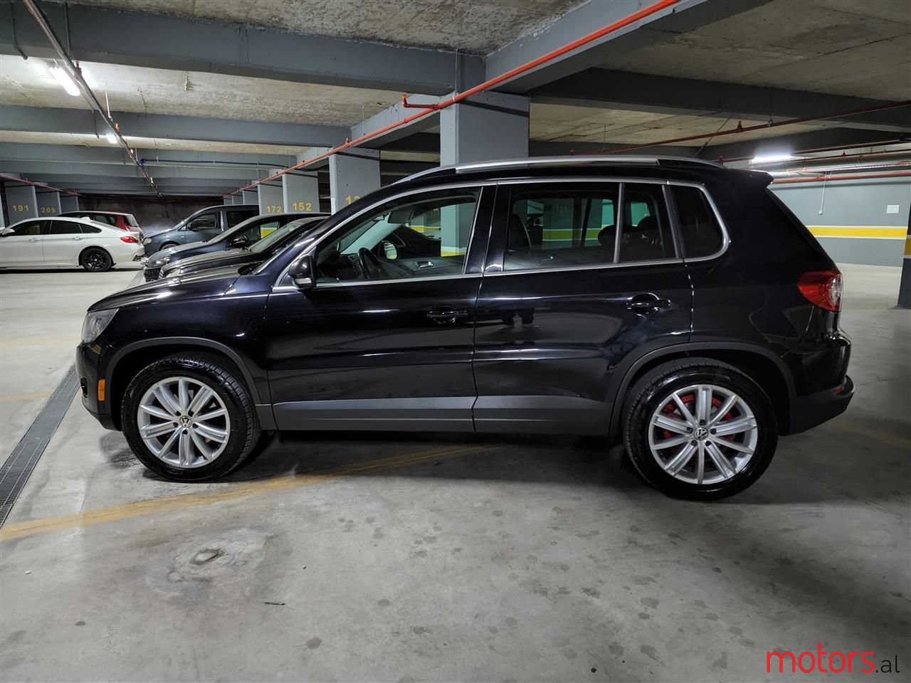 2011' Volkswagen Tiguan photo #1