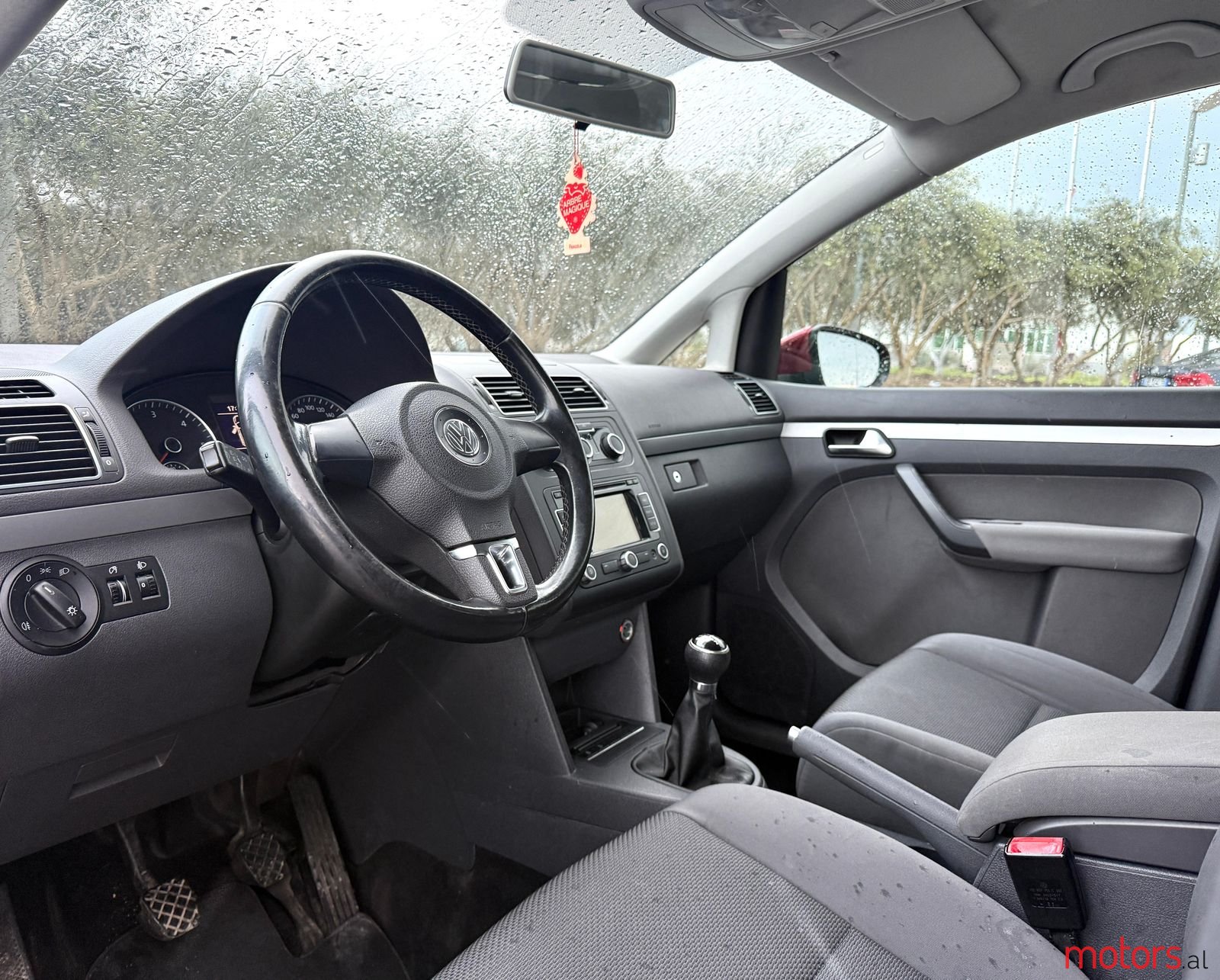 2012' Volkswagen Touran photo #3