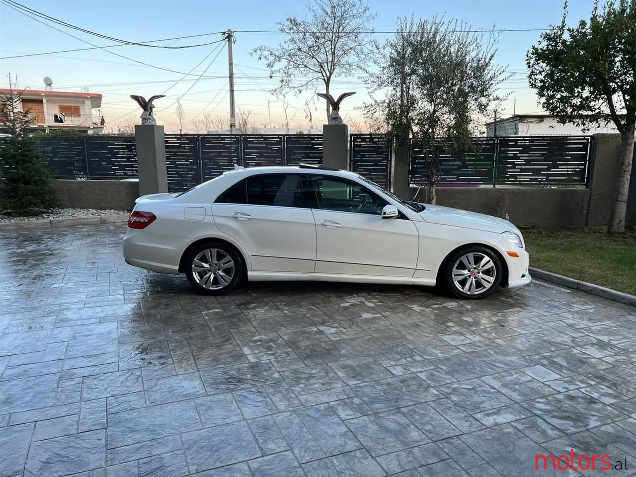 2011' Mercedes-Benz E 350 photo #4