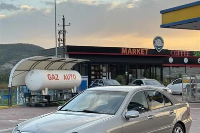 2006' Mercedes-Benz C 220