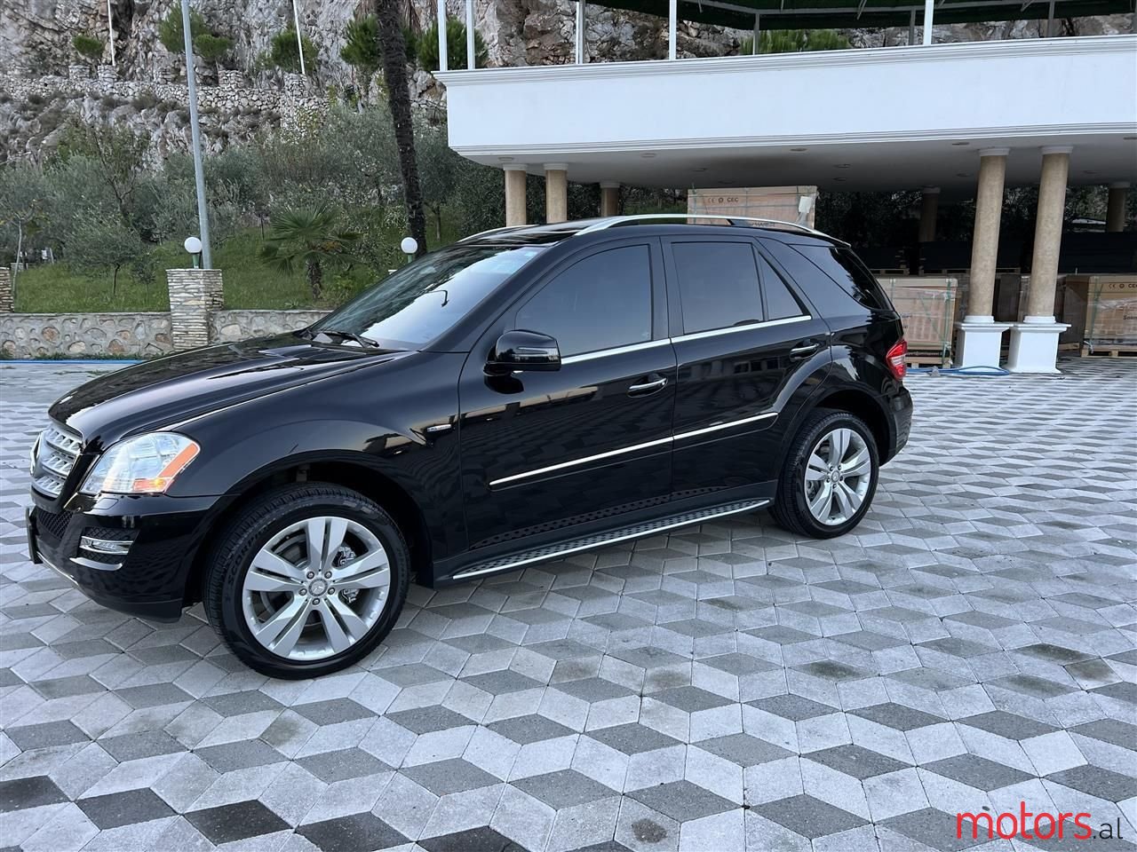 2011' Mercedes-Benz 350 photo #2