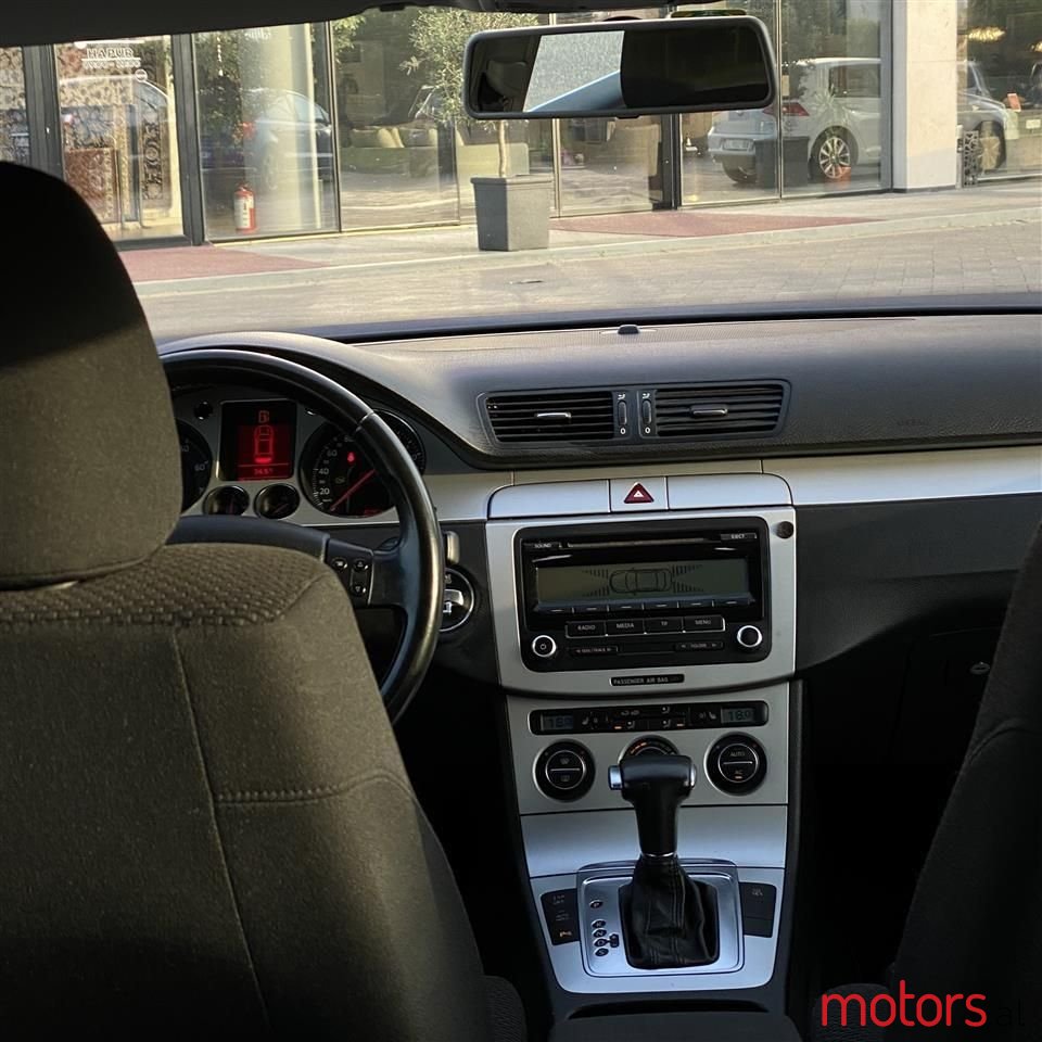 2009' Volkswagen Passat photo #6