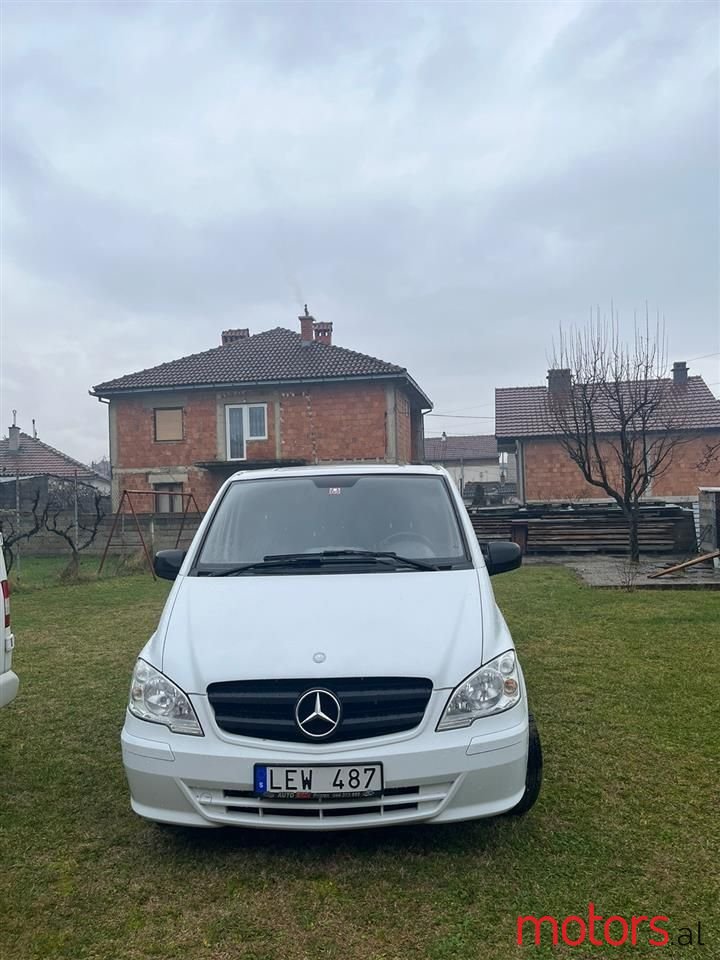 2011' Mercedes-Benz V 220 photo #1