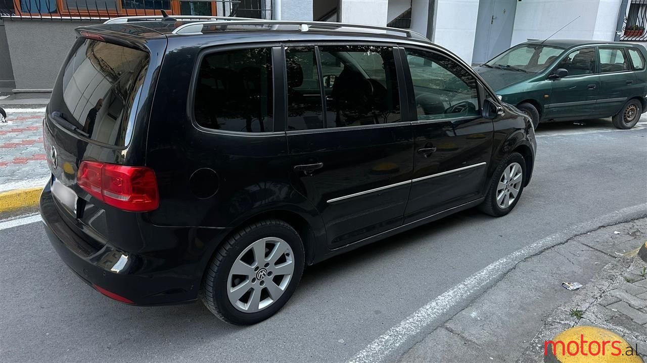 2011' Volkswagen Touran photo #5