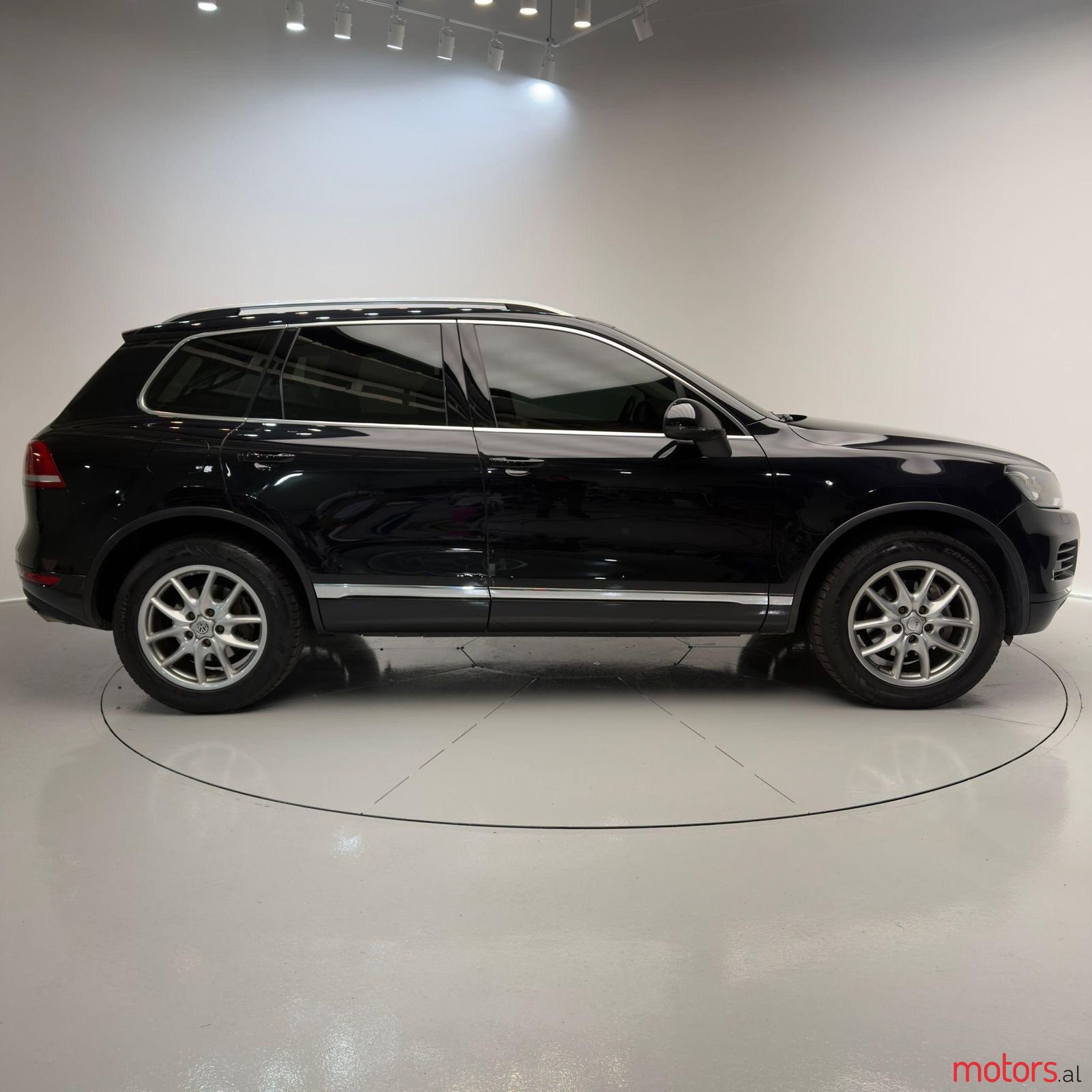 2014' Volkswagen Touareg photo #5