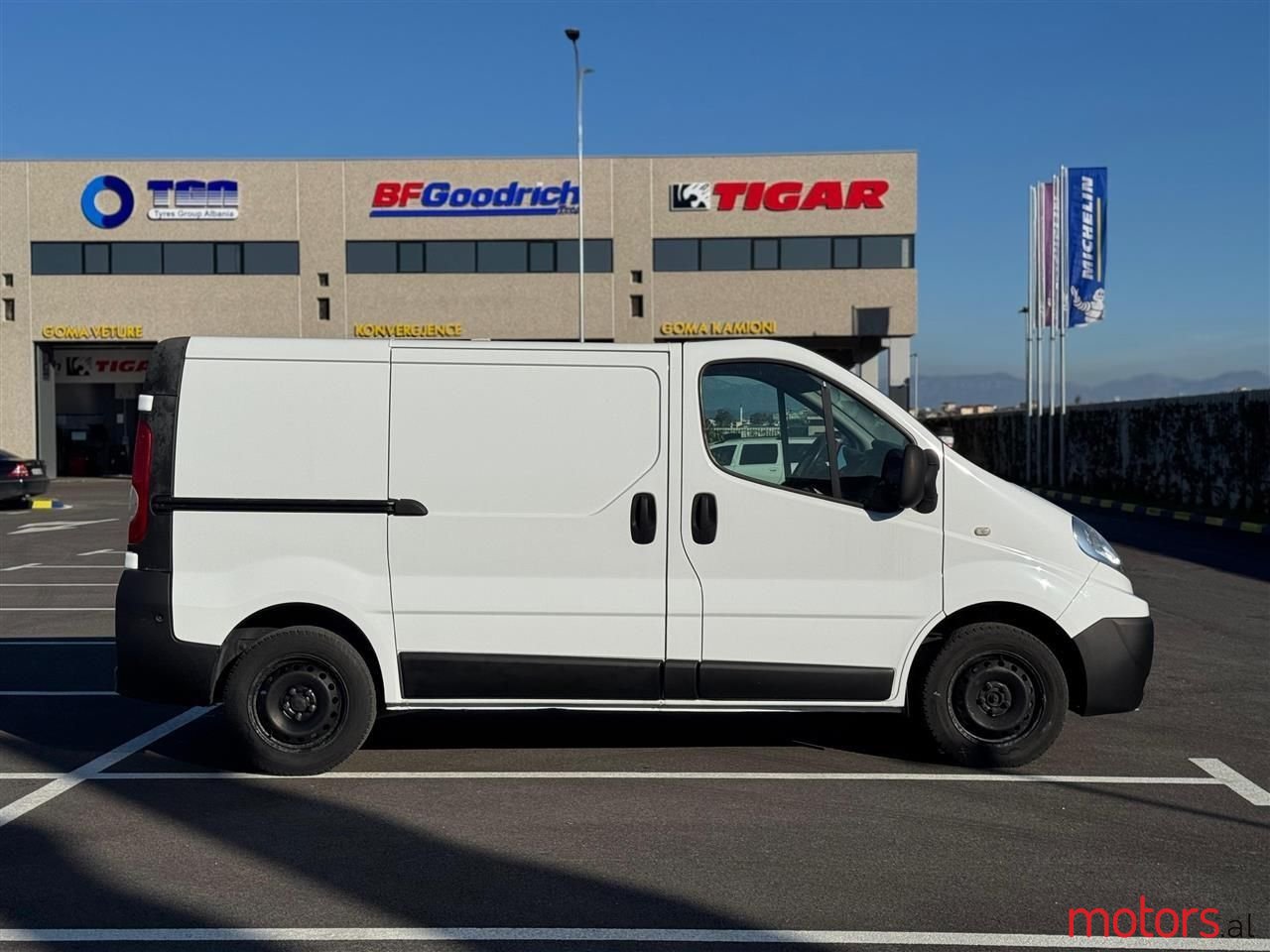 2011' Renault Trafic photo #2