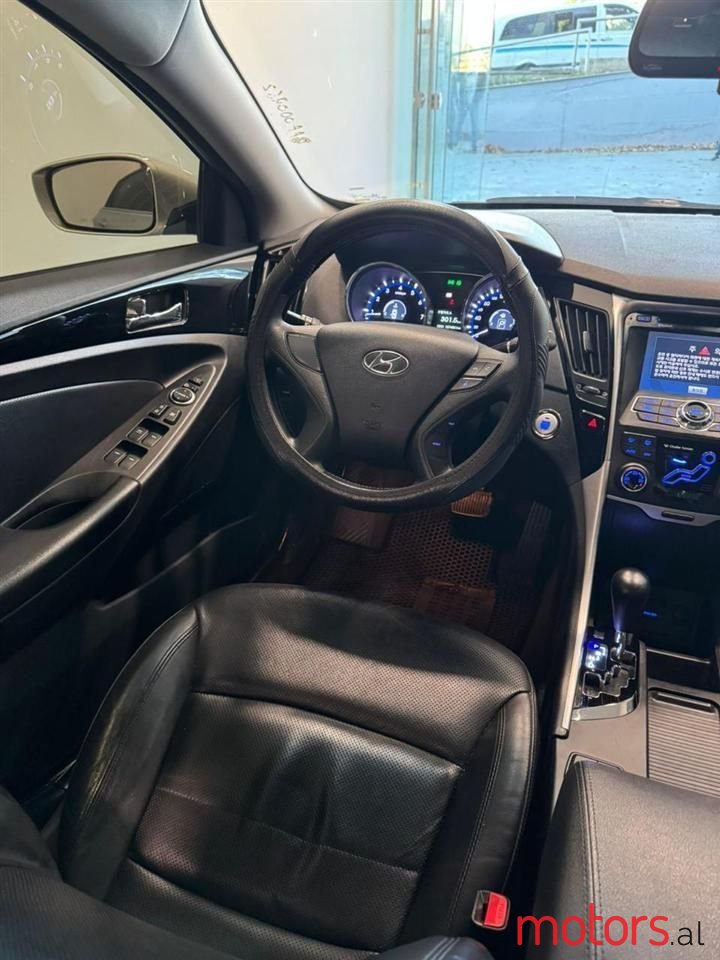 2010' Hyundai Sonata photo #4