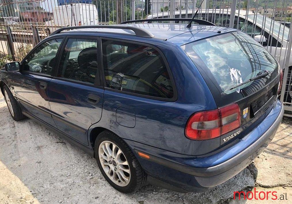 2001' Volvo V40 photo #1