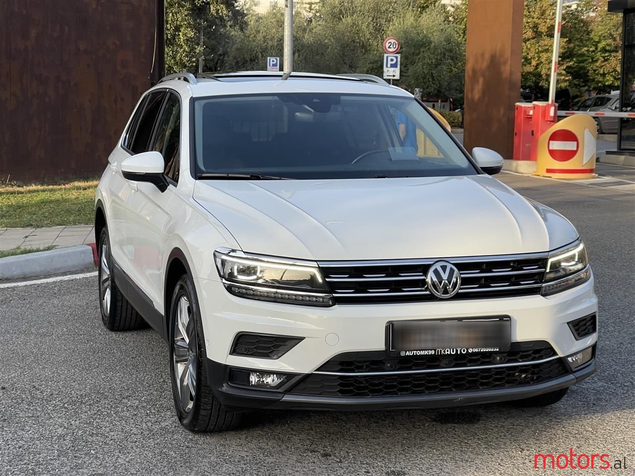 2018' Volkswagen Tiguan photo #2