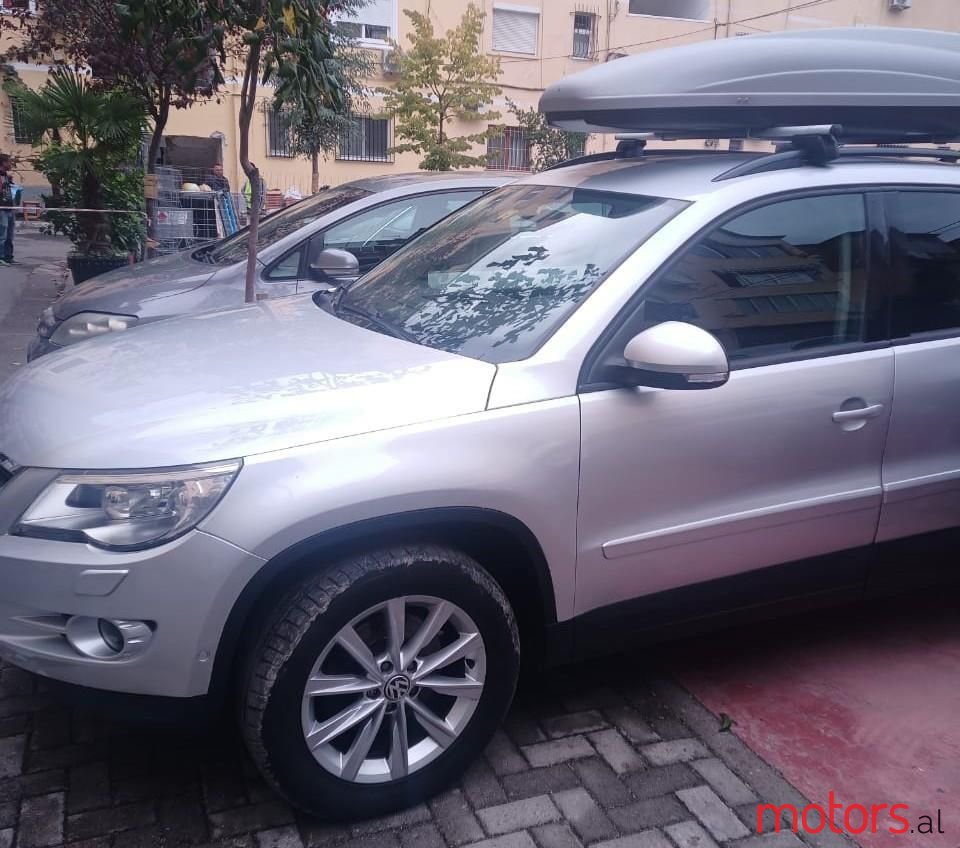 2010' Volkswagen Tiguan photo #2